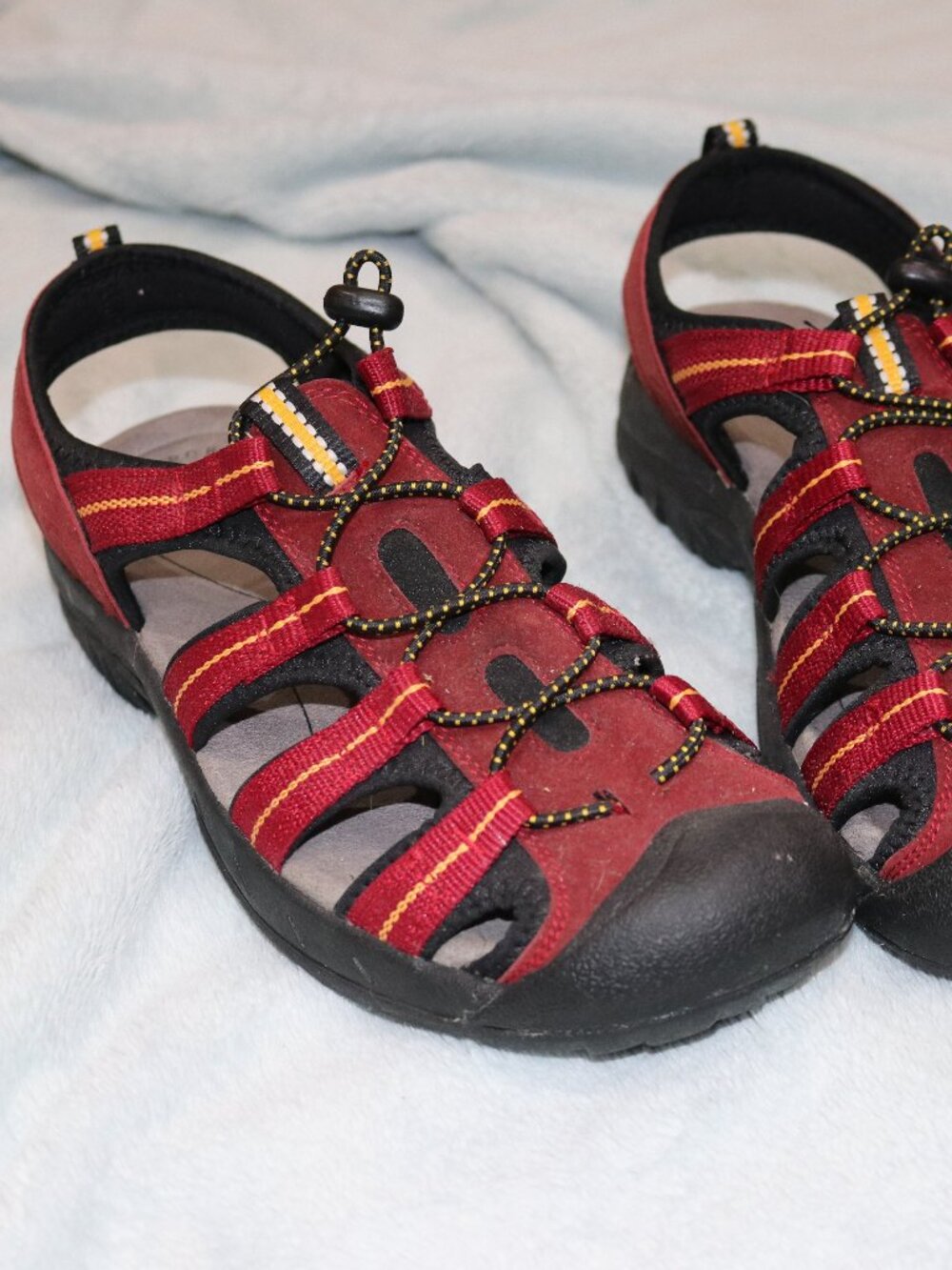 Women's Everest burgundy and gold hiking sandal. Size 8-1/2.